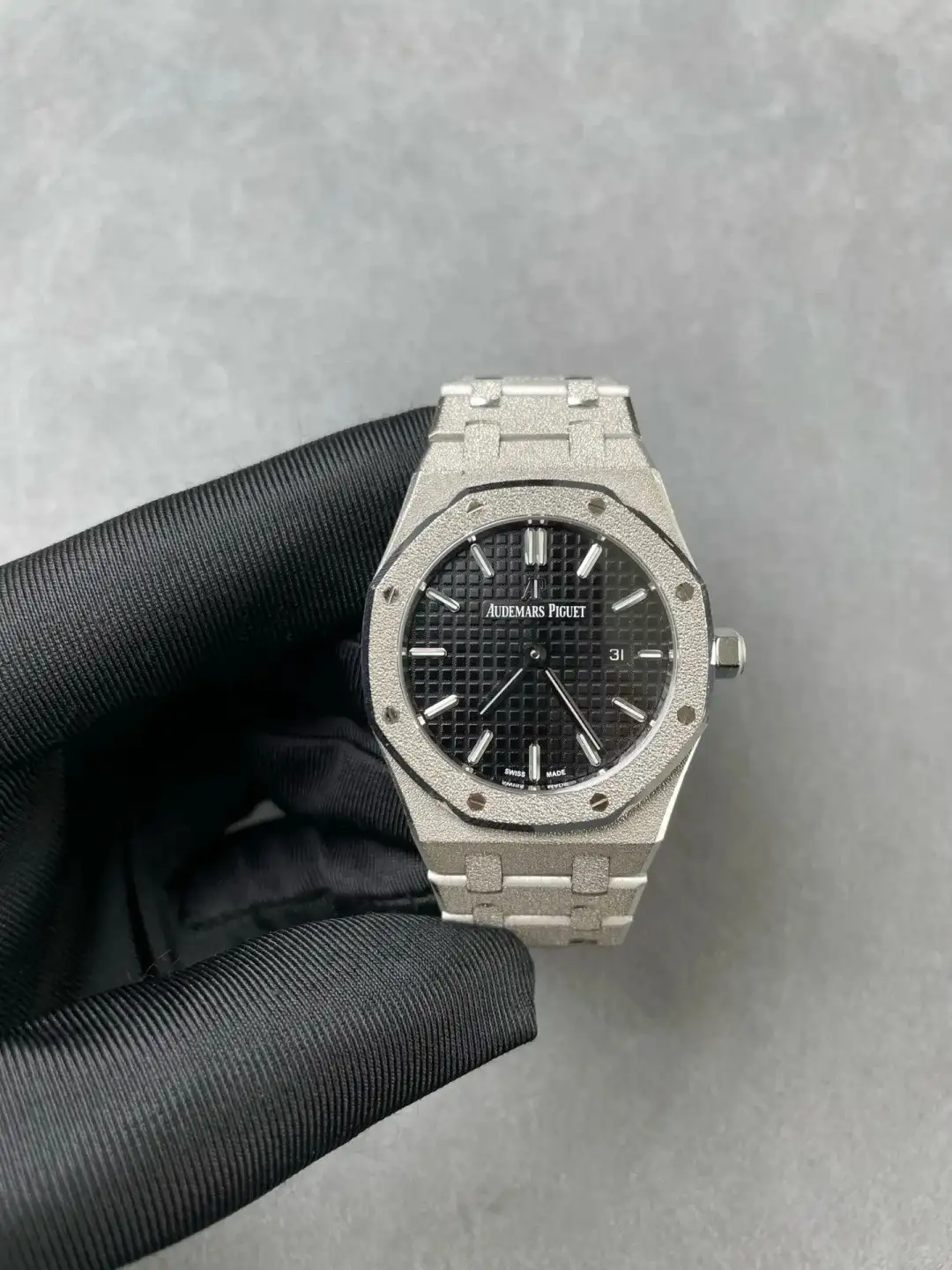 Audemars Piguet Royal Oak Frosted Gold Quartz Black 67653BC.GG.1263BC.02 - view 3