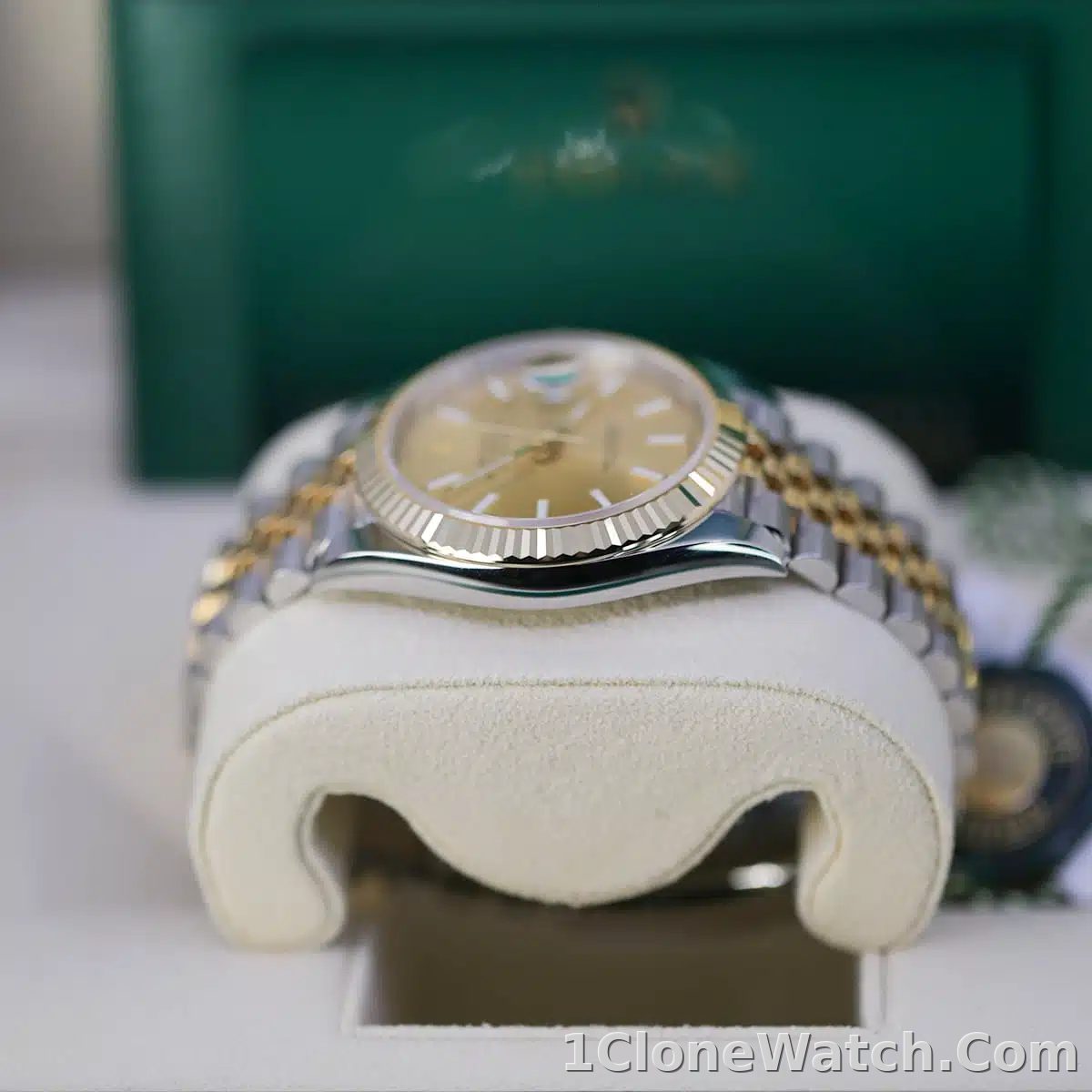 Rolex Datejust II 41mm Champagne Dial 126333 - detail