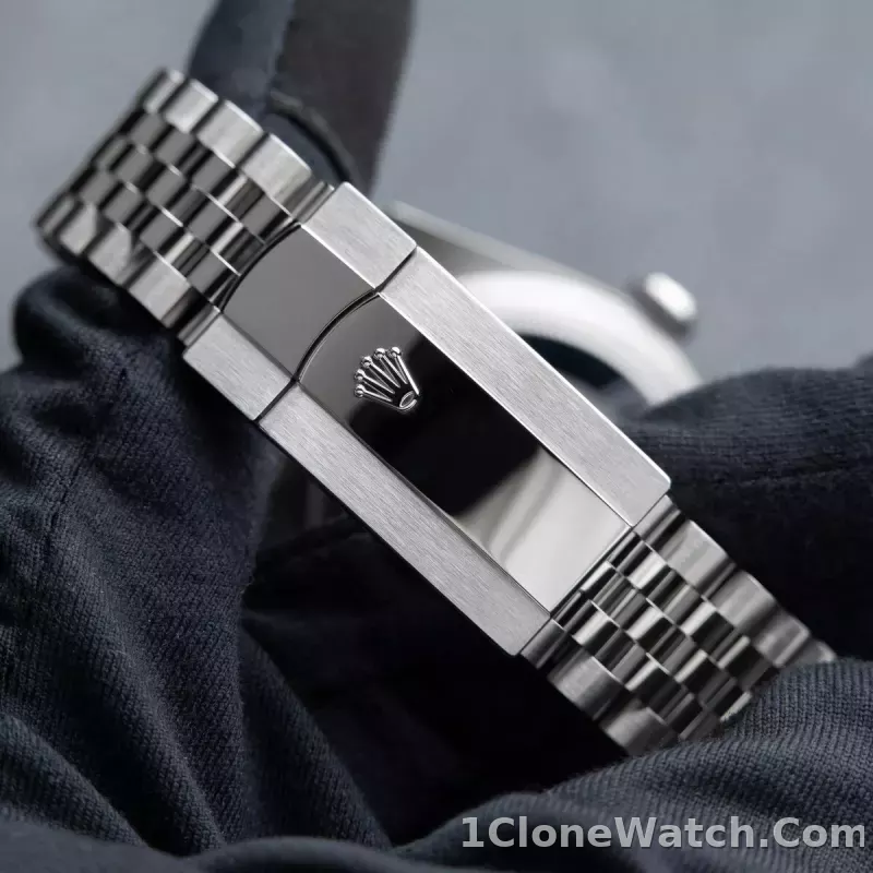 Superclone Rolex Sky-Dweller 42 mm Bright black Dial 336934 Jubilee - detail