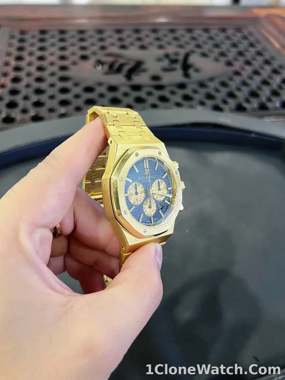 Audemars Piguet Royal Oak Offshore Selfwinding Chronograph Blue 26331BA.OO.1220BA.01 - detail