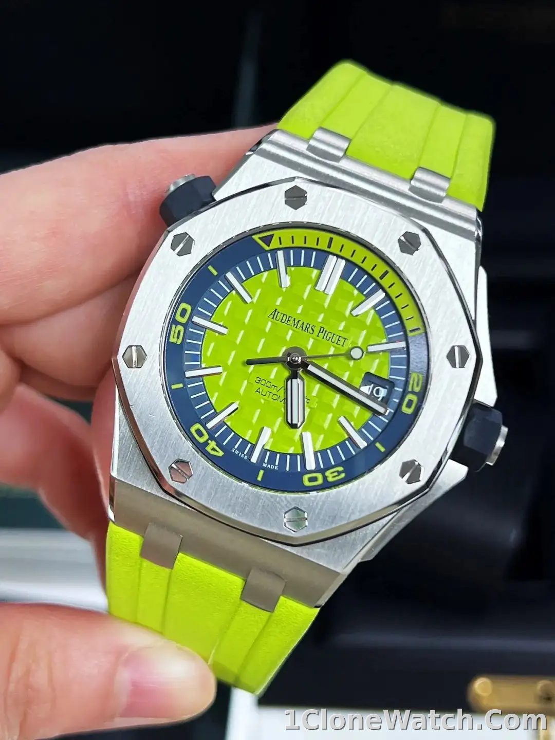 Audemars Piguet Royal Oak Offshore Diver Chronograph Green 26703ST.OO.A038CA.01 - detail