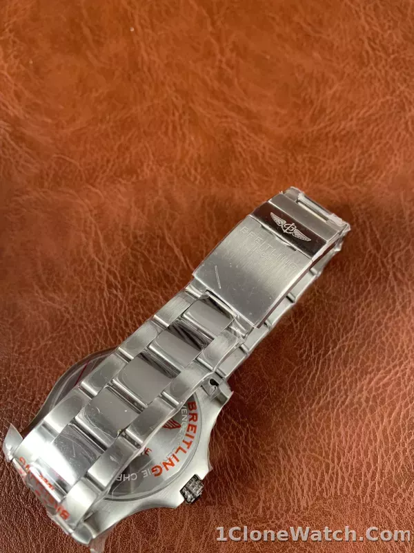 Breitling Avenger Automatic GMT 43 A32397101B1A1 - detail